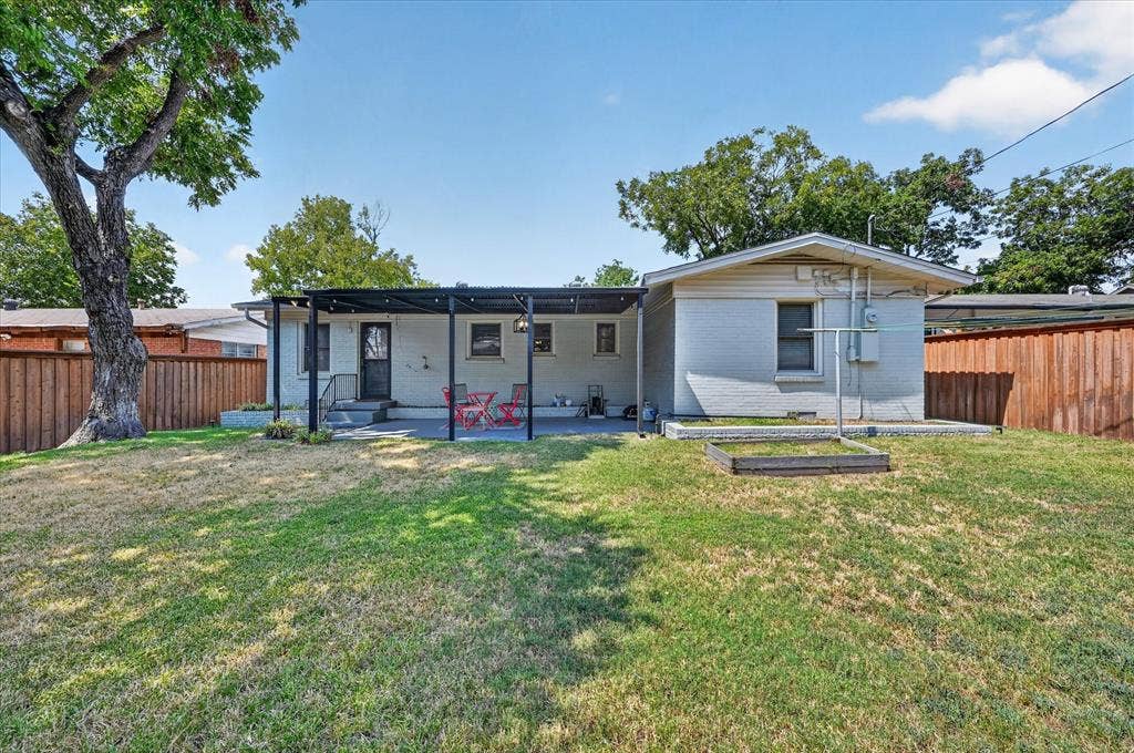 11214 Sinclair Avenue, Dallas, TX 75218 Large backyard and covered patio