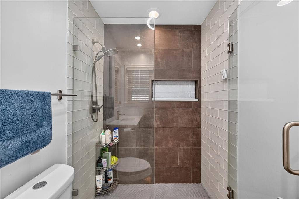 11214 Sinclair Avenue, Dallas, TX 75218 Primary bath with walk-in shower