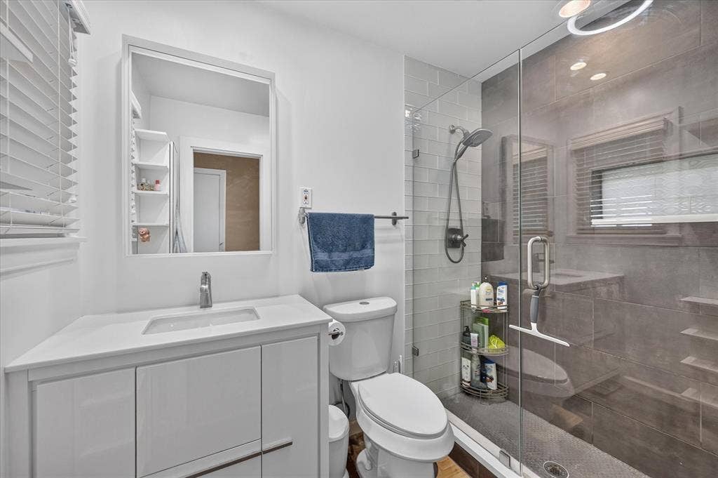 11214 Sinclair Avenue, Dallas, TX 75218 Primary bath
