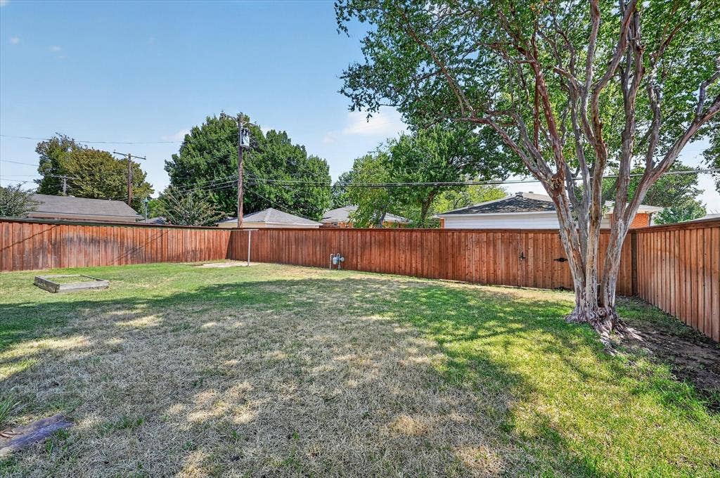 11214 Sinclair Avenue, Dallas, TX 75218 New board-on-board fence