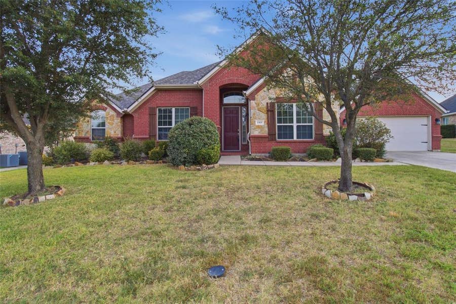 Property photo for 1105 Sunland Court, Mansfield, TX