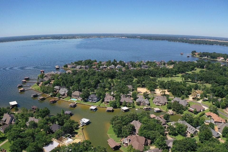 128 Saint Andrews Drive E, Mabank, TX 75156 Expansive lakefront properties with private boat docks