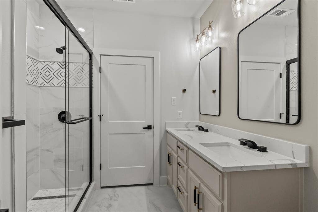 128 Saint Andrews Drive E, Mabank, TX 75156 Dual vanity with undermount sinks and light-toned countertops