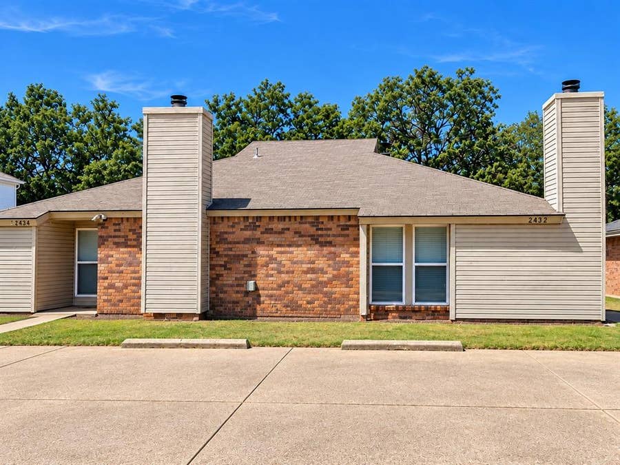 Property photo for 2432 Windy Pine Lane, Arlington, TX