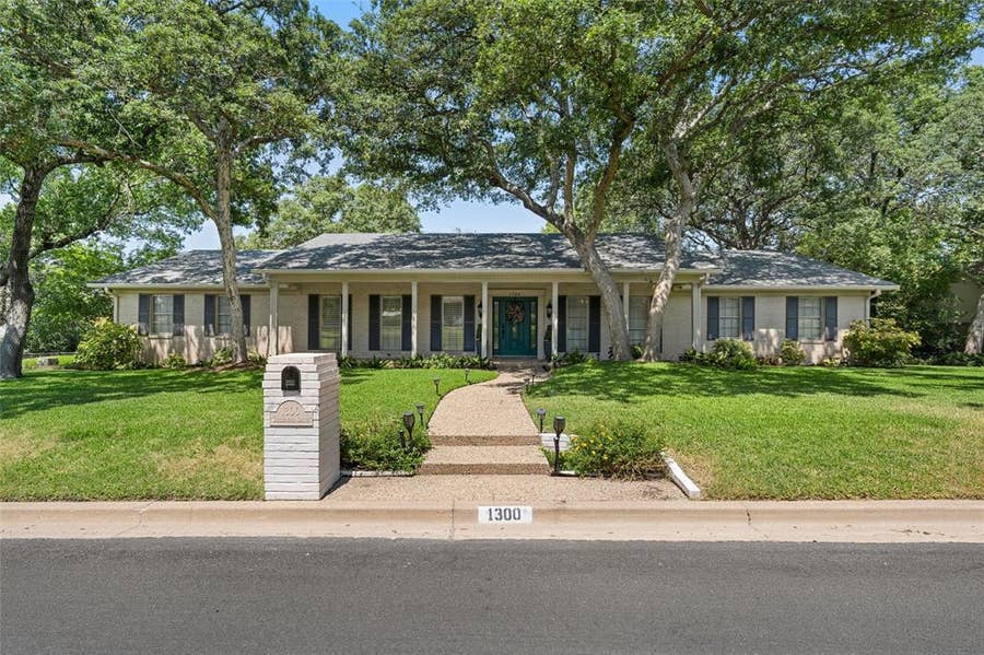 Property photo for 1300 Circlewood Drive, Woodway, TX