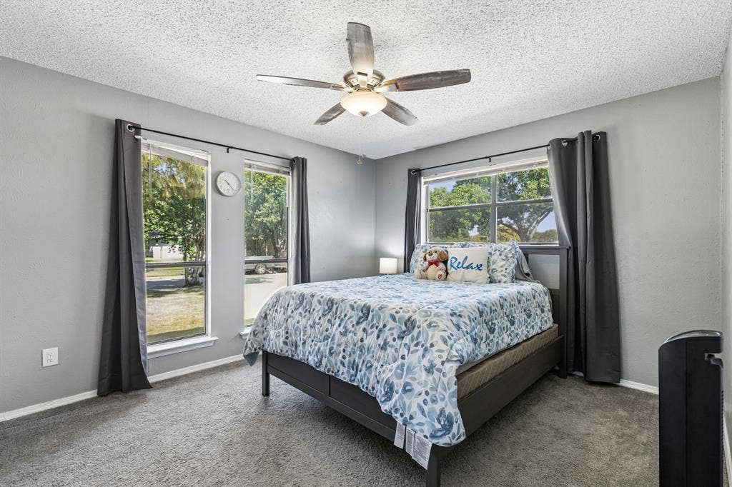Textured ceiling with a ceiling fan light fixture