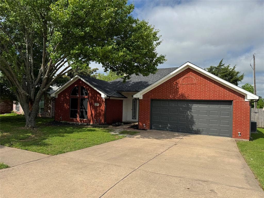 1025 Boardwalk Street, Midlothian, TX 76065 Ranch-style house with central AC and a front yard