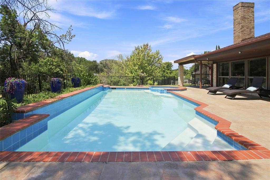 1417 Sun Valley Drive, Garland, TX 75043 Outdoor swimming pool with integrated spa and concrete decking