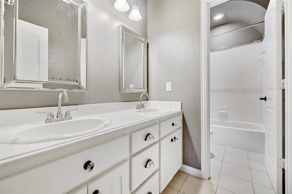 6115 Palo Pinto Avenue, Dallas, TX 75214 Guest Bath