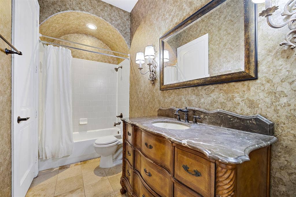 6115 Palo Pinto Avenue, Dallas, TX 75214 Guest Bath