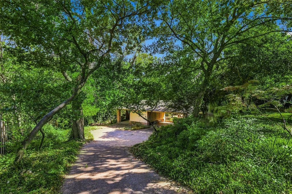 This Serence Spot on Earth Can be YOURS!