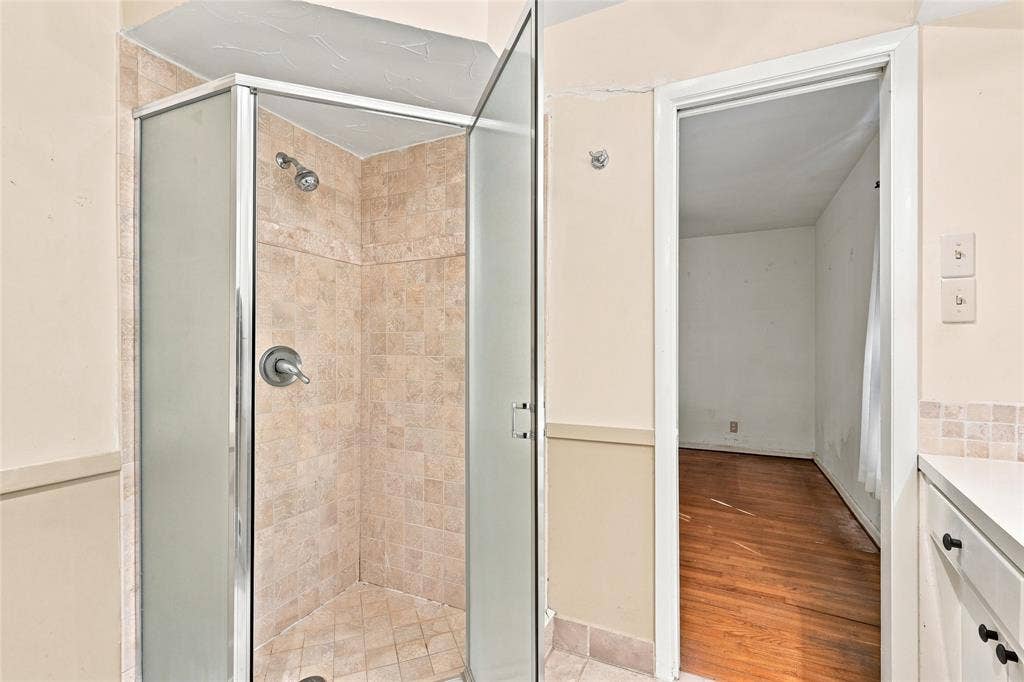 Seperate Shower