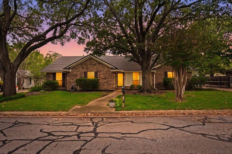 Property photo for 4604 Clay Court Lane, Arlington, TX