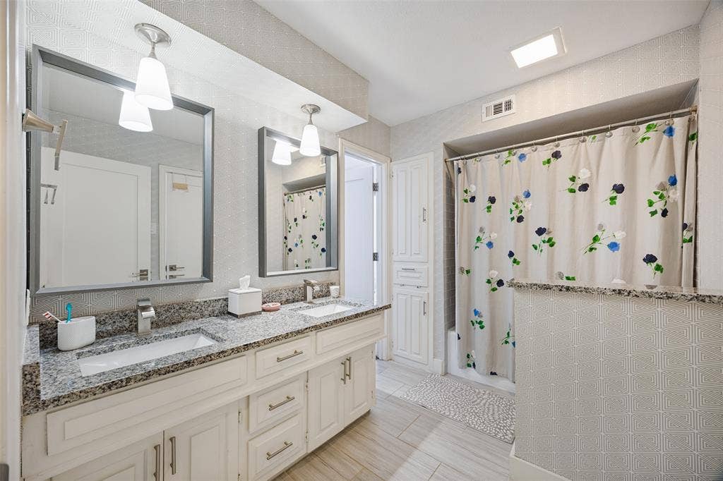 6834 Quarterway Drive, Dallas, TX 75248 Jack & Jill bathroom