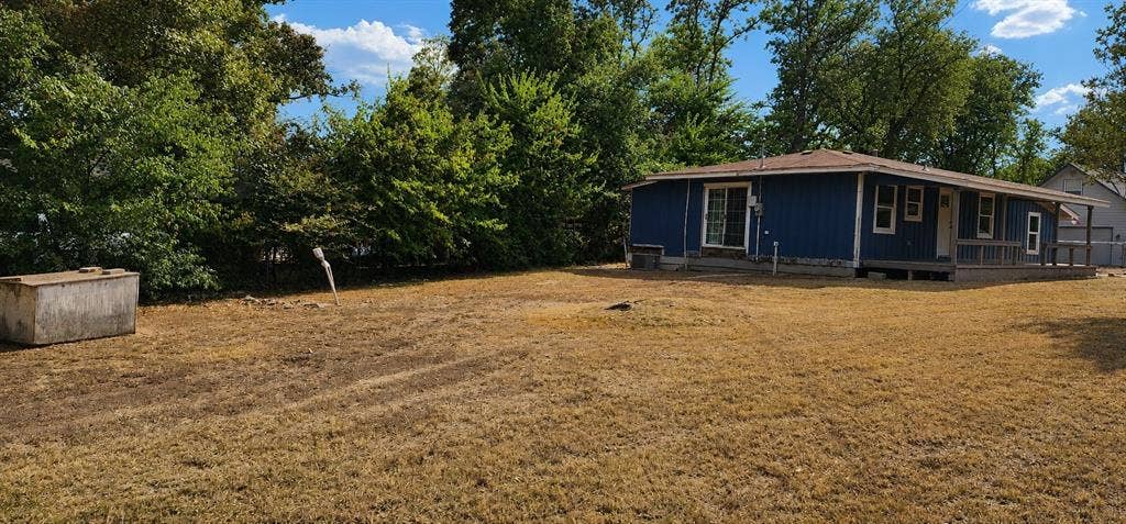 2016 Gavin Road, Tool, TX 75143 Side yard and irrigation well.