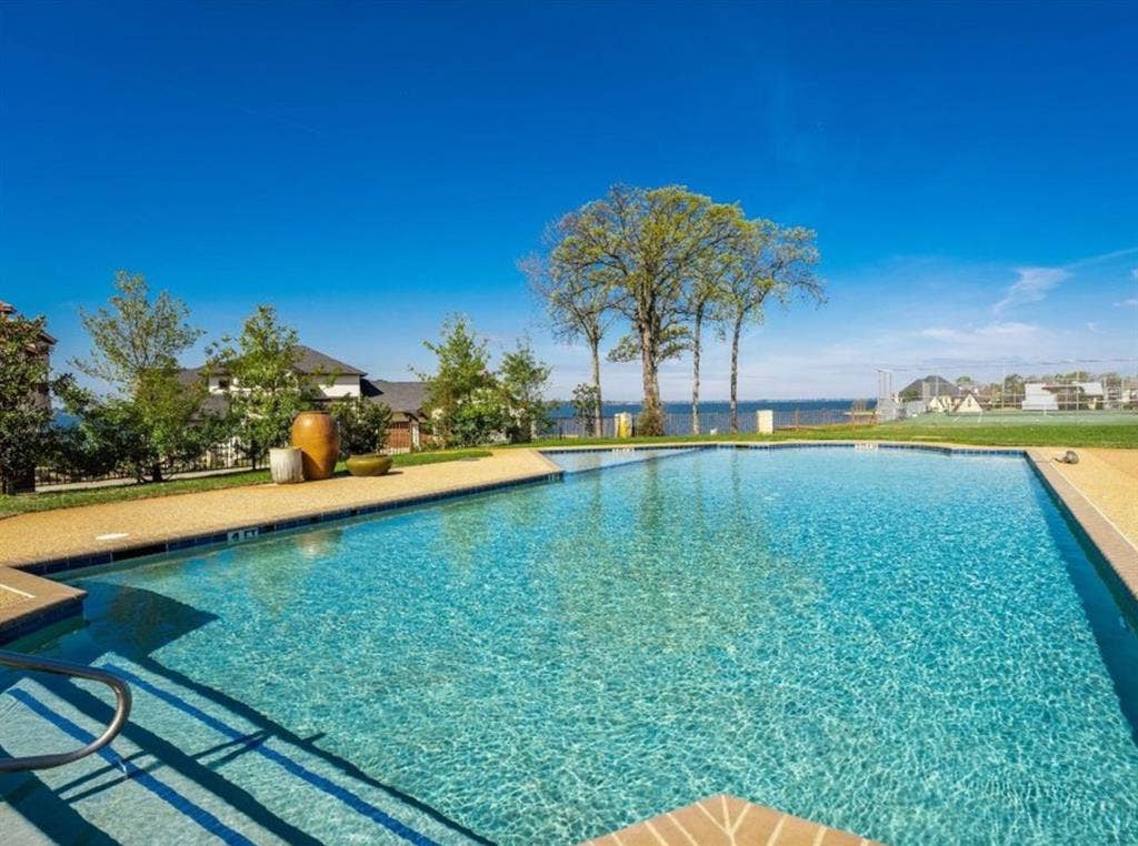 106 Deerhurst Lane, Mabank, TX 75156
