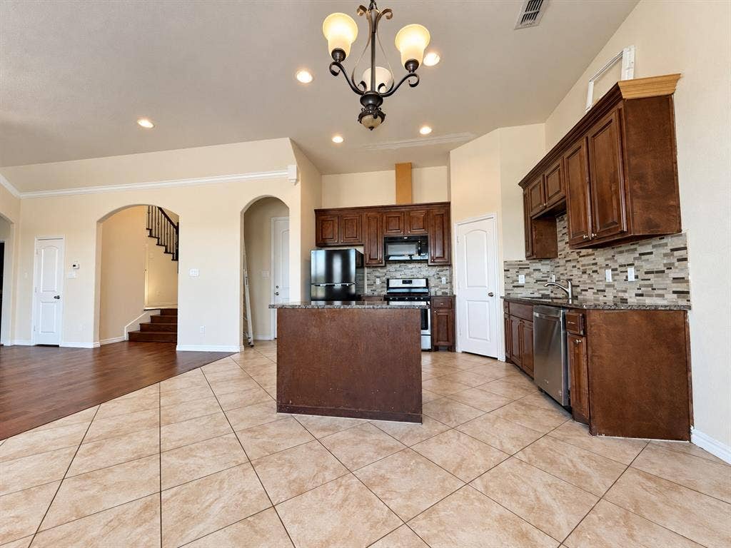2361 Novin Drive, Irving, TX 75062 2361 Novin Drive, Irving, TX 75062