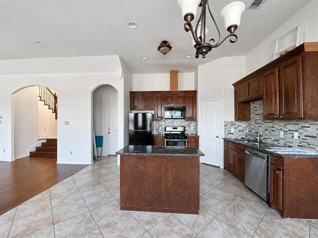 2361 Novin Drive, Irving, TX 75062 2361 Novin Drive, Irving, TX 75062