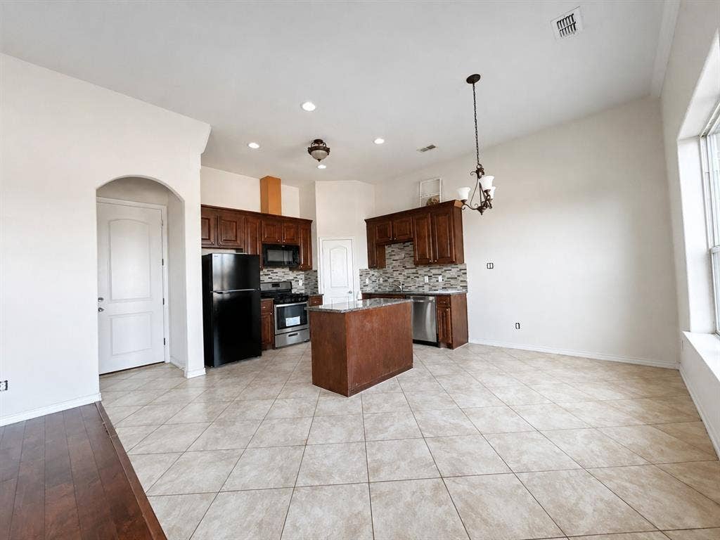 2361 Novin Drive, Irving, TX 75062 2361 Novin Drive, Irving, TX 75062