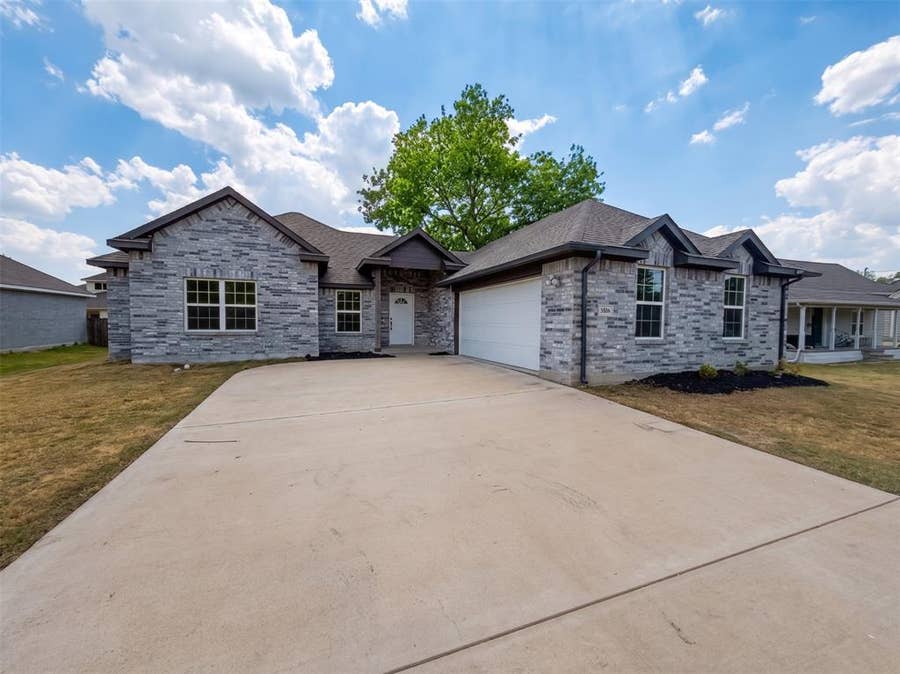 Property photo for 301 E Jefferson Street, Palmer, TX
