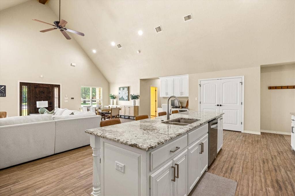 4100 Apache Trail Court, Granbury, TX 76048