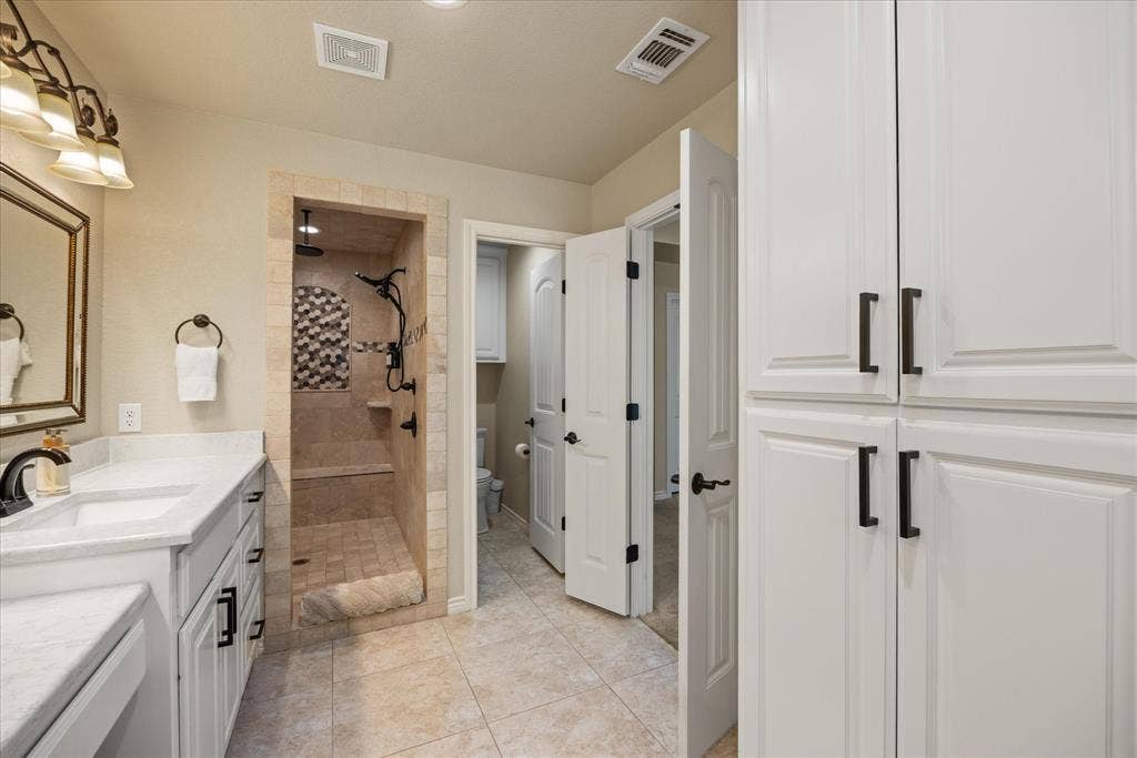 4100 Apache Trail Court, Granbury, TX 76048