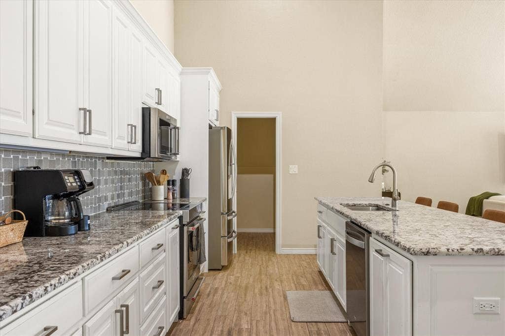 4100 Apache Trail Court, Granbury, TX 76048