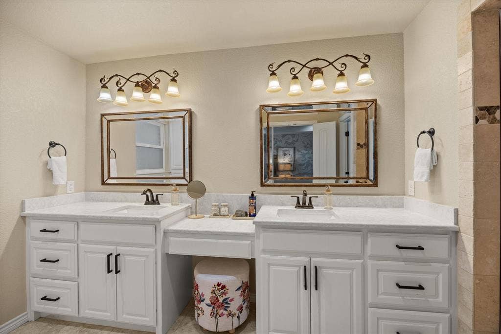 4100 Apache Trail Court, Granbury, TX 76048