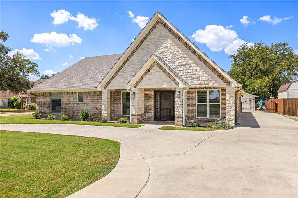 4100 Apache Trail Court, Granbury, TX 76048