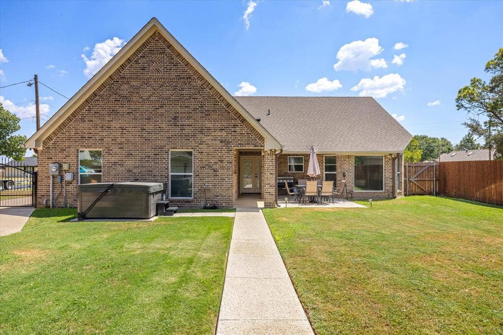 4100 Apache Trail Court, Granbury, TX 76048