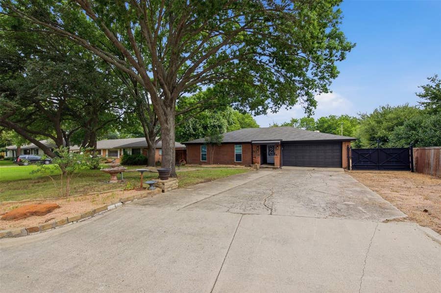 Property photo for 917 E Worth Street, Grapevine, TX