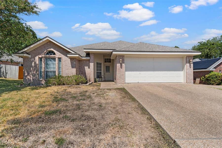 Property photo for 616 Pebble Creek Drive, Hewitt, TX