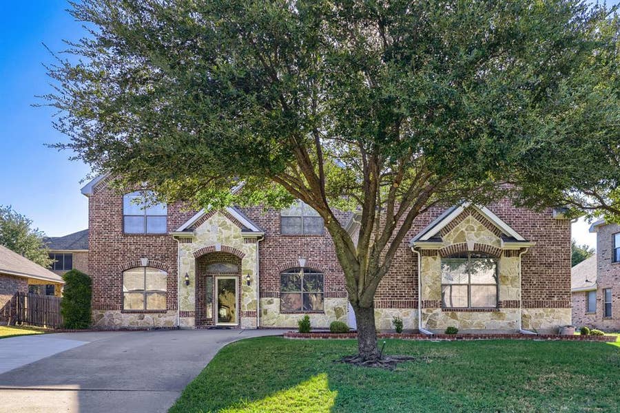 Property photo for 1012 Surrey Drive, DeSoto, TX