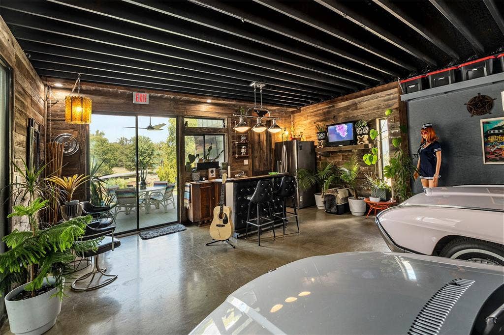 105 Azalea Court, Trinidad, TX 75163 Welcome inside your air conditioned auto lounge with sliding glass doors leading to your covered patio off the pool and lake.