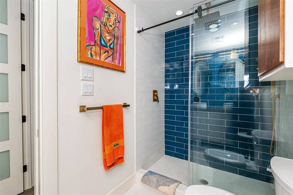 105 Azalea Court, Trinidad, TX 75163 Primary en-suite shower, sliding glass door, and floor to ceiling tile.