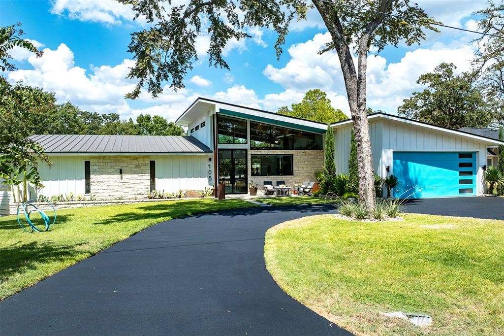 105 Azalea Court, Trinidad, TX 75163 A circular driveway for convenience.