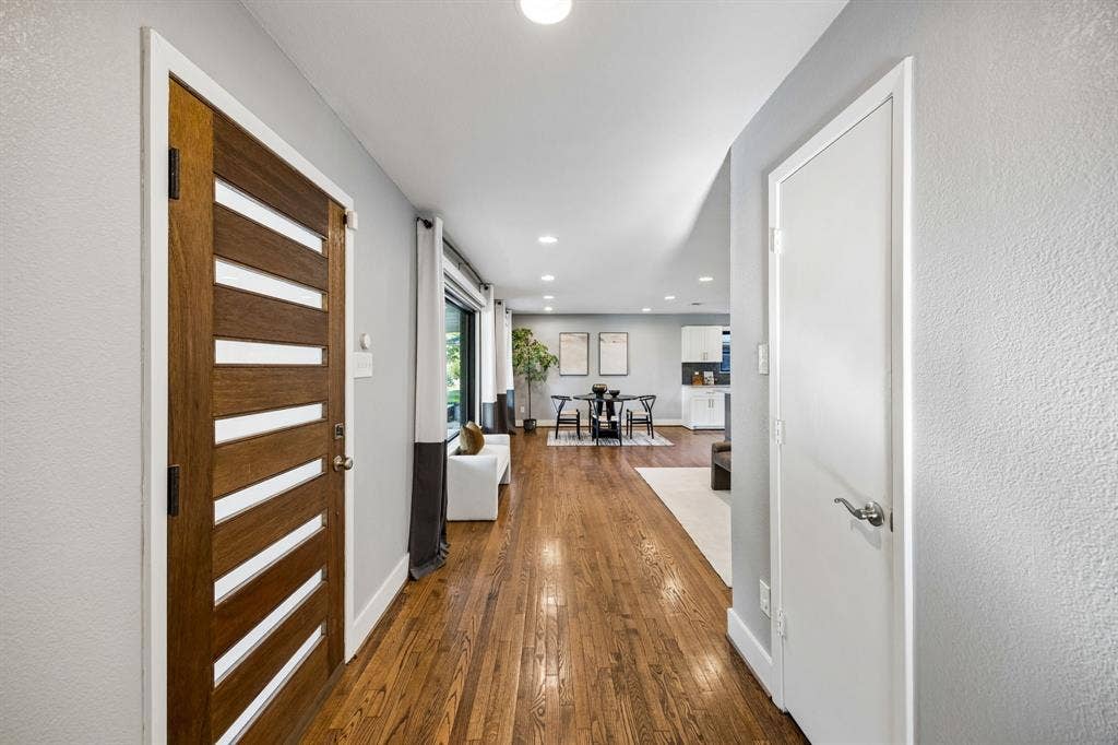 9815 Fitzroy Drive, Dallas, TX 75238 9815 Fitzroy - Tom Hughes Team - Entry