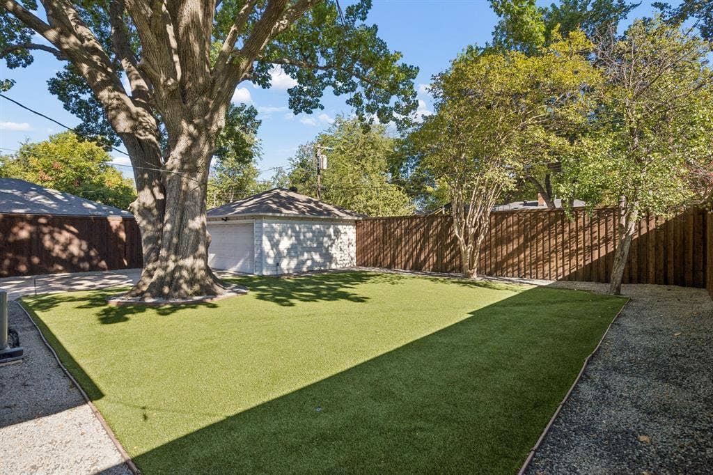 9815 Fitzroy Drive, Dallas, TX 75238 9815 Fitzroy - Tom Hughes Team - Turfed Backyard