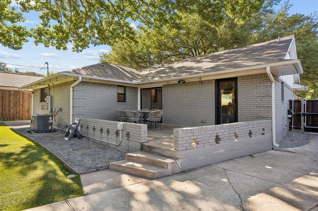 9815 Fitzroy Drive, Dallas, TX 75238 9815 Fitzroy - Tom Hughes Team - Back Patio