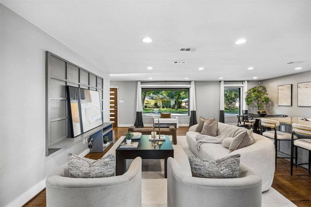 9815 Fitzroy Drive, Dallas, TX 75238 9815 Fitzroy - Tom Hughes Team - Living Room