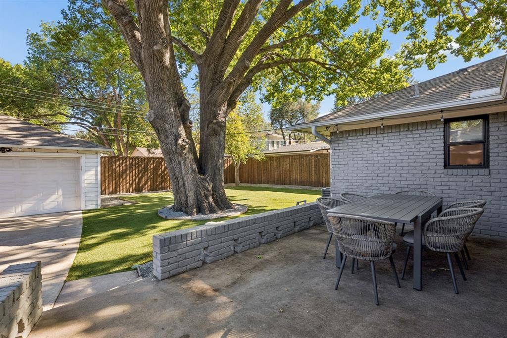 9815 Fitzroy Drive, Dallas, TX 75238 9815 Fitzroy - Tom Hughes Team - Back Patio