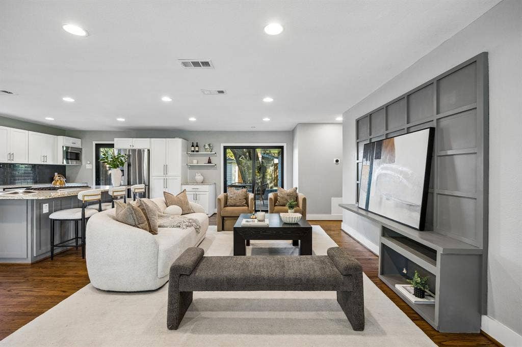 9815 Fitzroy Drive, Dallas, TX 75238 9815 Fitzroy - Tom Hughes Team - Living Room