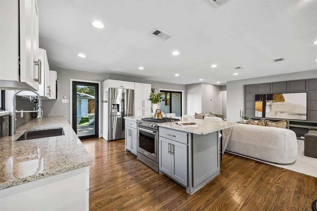 9815 Fitzroy Drive, Dallas, TX 75238 9815 Fitzroy - Tom Hughes Team - Kitchen