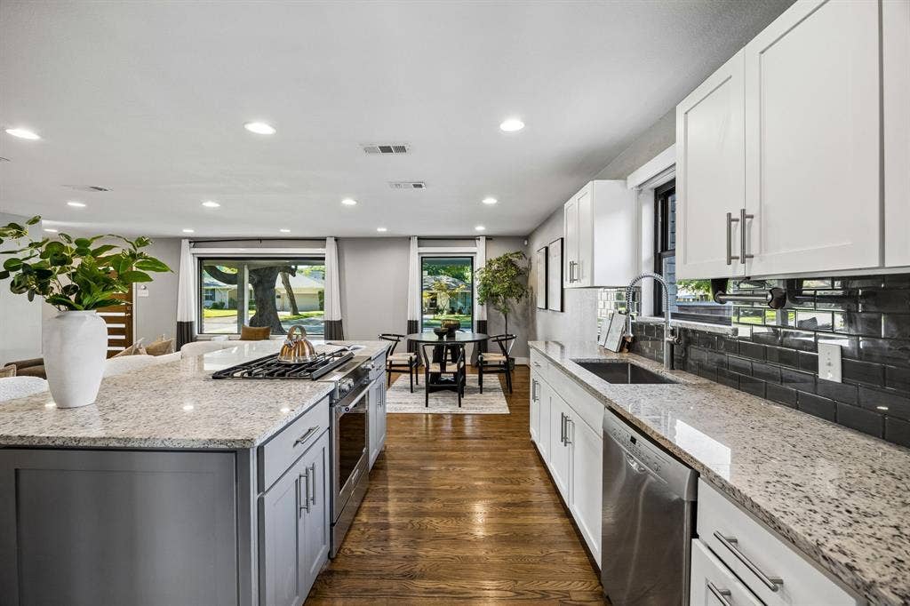9815 Fitzroy Drive, Dallas, TX 75238 9815 Fitzroy - Tom Hughes Team - Kitchen