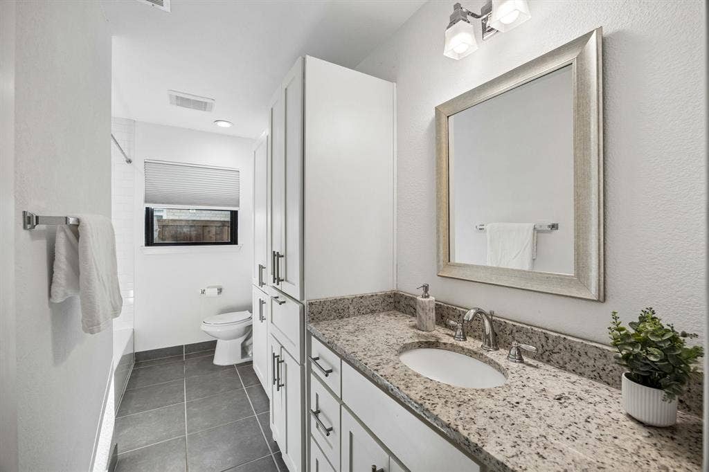 9815 Fitzroy Drive, Dallas, TX 75238 9815 Fitzroy - Tom Hughes Team - Full Bathroom