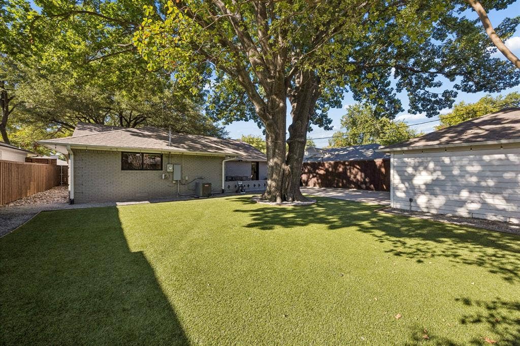 9815 Fitzroy Drive, Dallas, TX 75238 9815 Fitzroy - Tom Hughes Team - Turfed Backyard