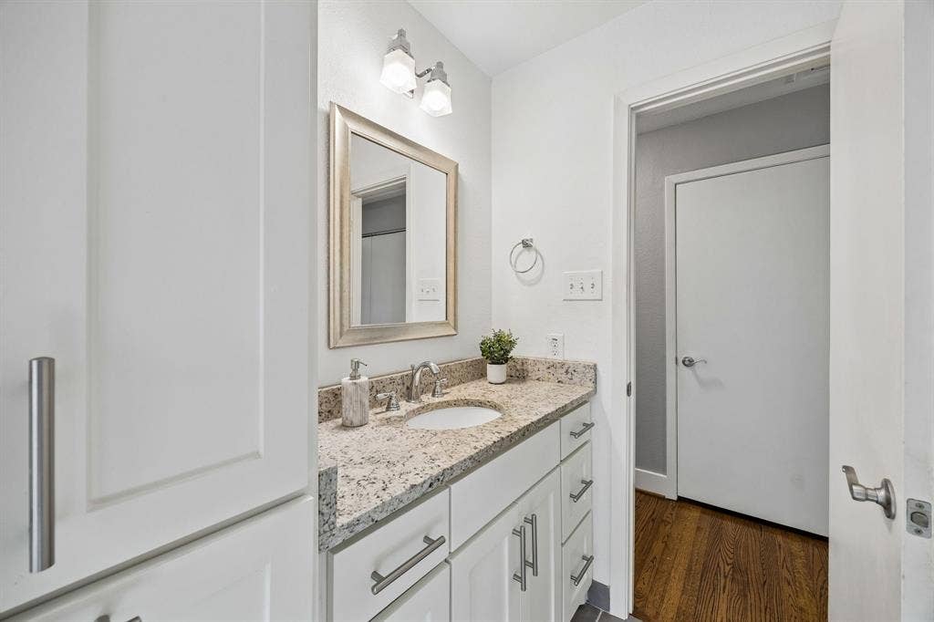 9815 Fitzroy Drive, Dallas, TX 75238 9815 Fitzroy - Tom Hughes Team - Full Bathroom