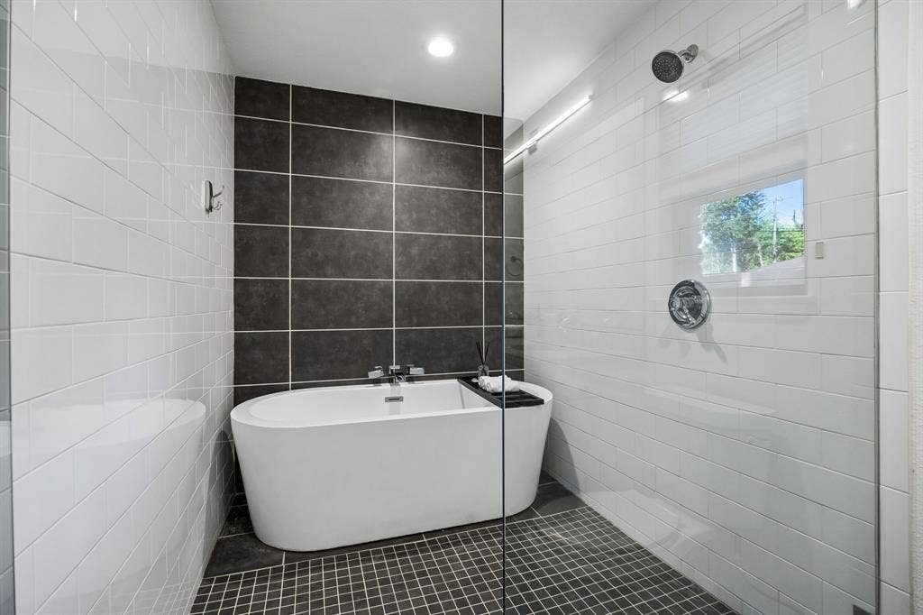 9815 Fitzroy Drive, Dallas, TX 75238 9815 Fitzroy - Tom Hughes Team - Primary Bathroom