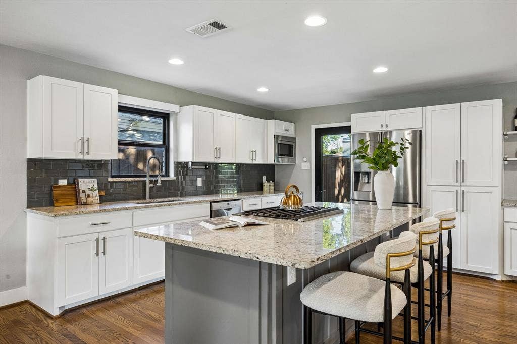 9815 Fitzroy Drive, Dallas, TX 75238 9815 Fitzroy - Tom Hughes Team - Kitchen