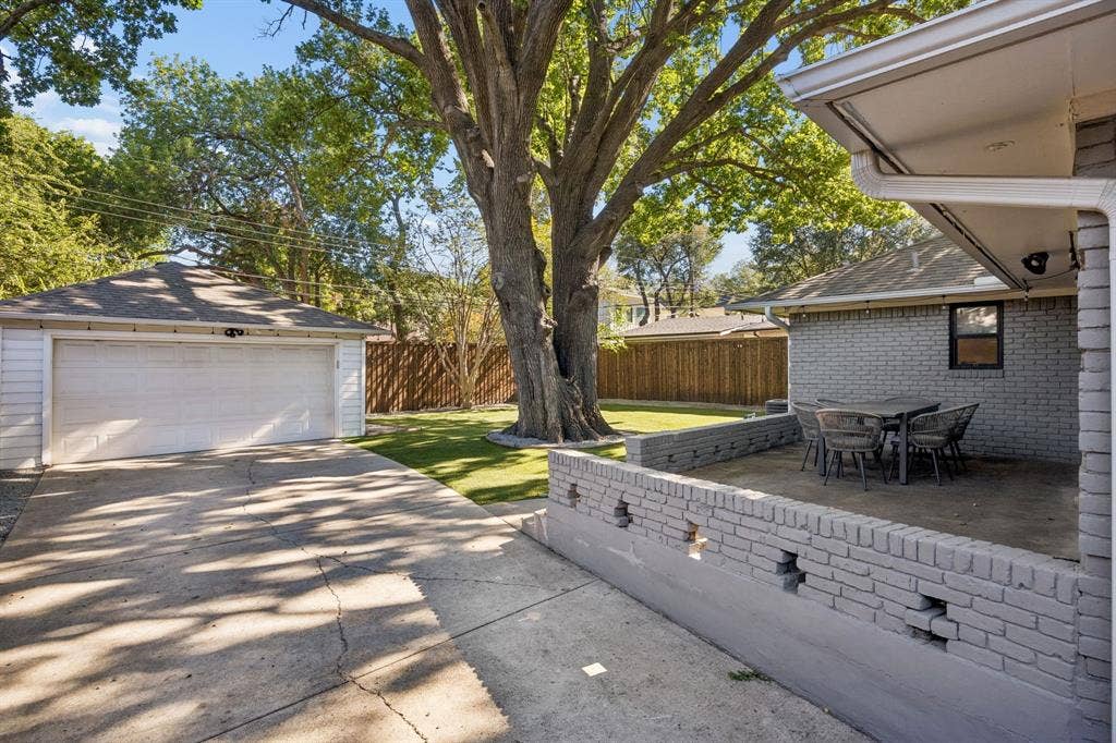 9815 Fitzroy Drive, Dallas, TX 75238 9815 Fitzroy - Tom Hughes Team - Back Patio